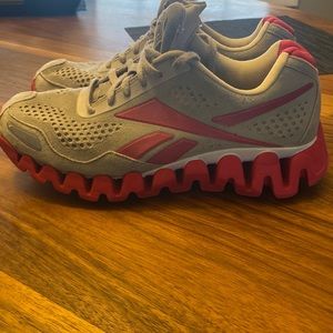 Reebok Zig Zag Pink Grey Suede Running Shoe. Women’s size 8.